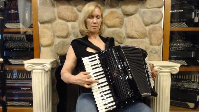 BELTSTUIII3472BK - Black Beltuna Studio III Piano Accordion LMM 34 72 $4499 смотреть онлайн