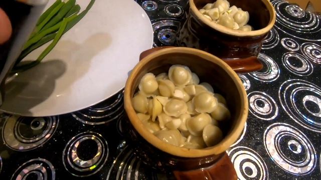 Пельмени в томатном соке, в горшочках, в духовке смотреть онлайн