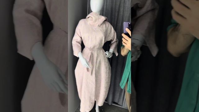 Платье силуэта кокон из жаккардового льна с капюшоном и острым рукавом молочно-розового цвета смотреть онлайн