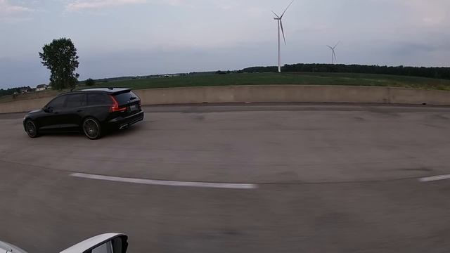 Honda Civic Type R vs Volvo V60 T6 Wagon, unusual suspect! Drag and Roll Race. смотреть онлайн