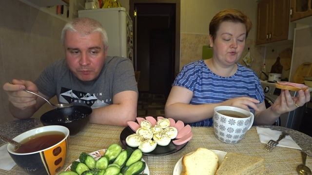 Мукбанг полный стол ЕДЫ ?? и МУЖ дегустирует суп ? Вован хочет УВОЛИТЬСЯ ? с работы