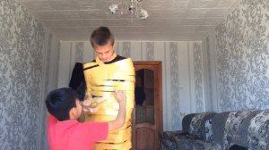 Обмотали друг друга скотчем