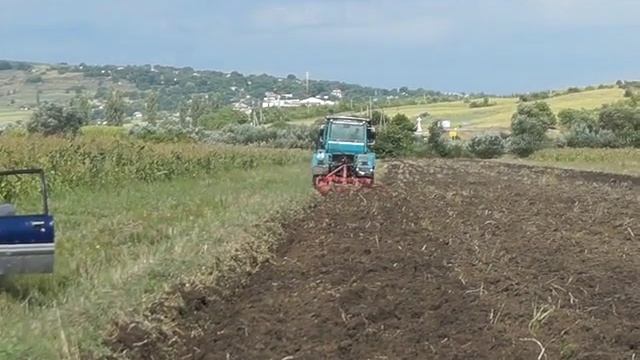 трактор хтз 260 с двигателем  вольво 6,7л осеняя пахота.