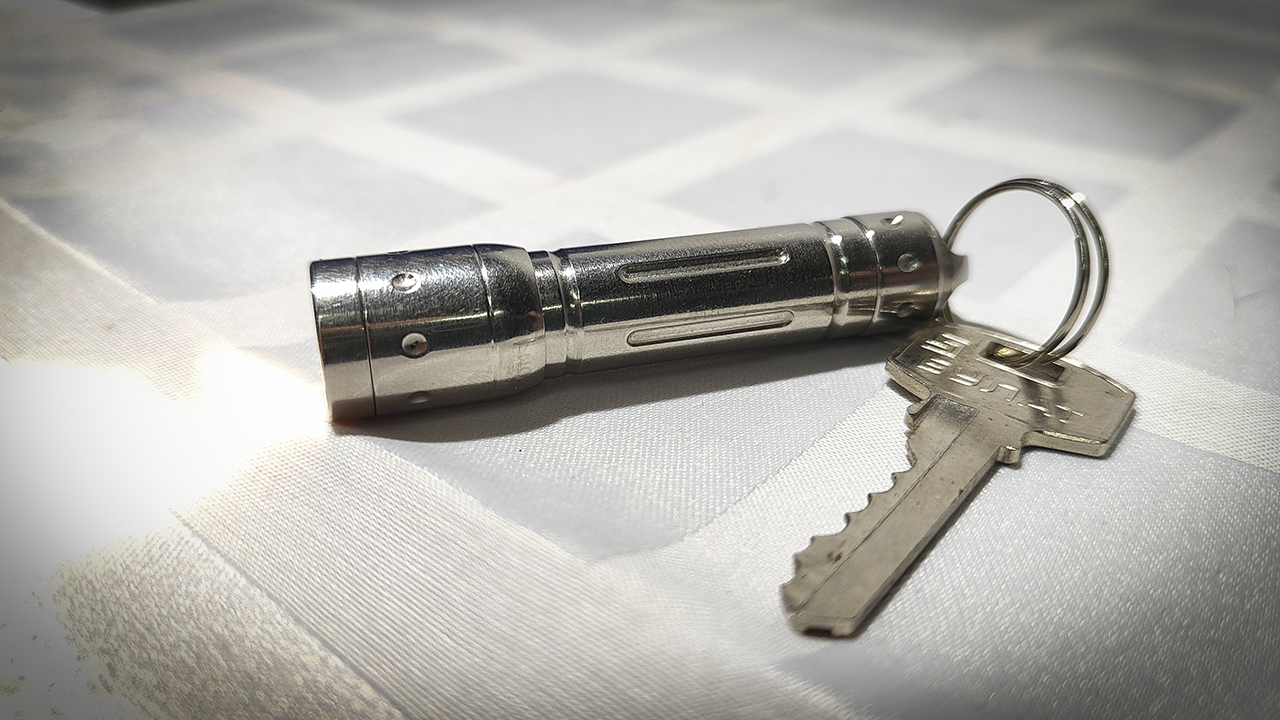 Фонарик наключный из нержавейки. Измерение характеристик. смотреть онлайн