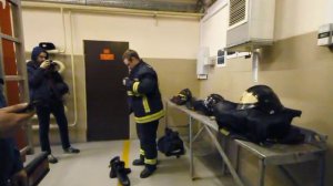Пожарный одевается по тревоге