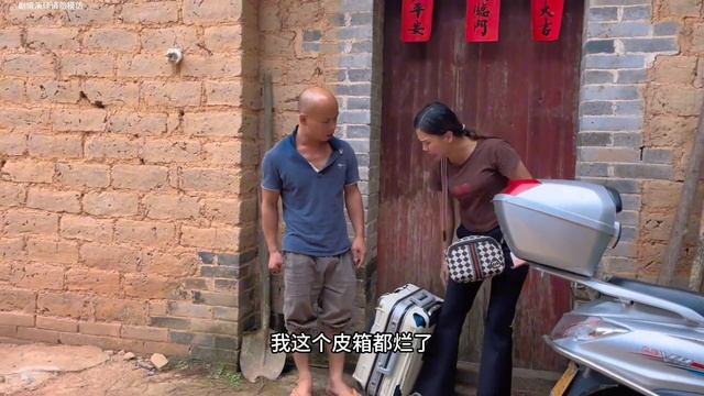 女孩被人贩子挟持，趁人贩子不注意机智向美女路人求救，美女路人抓住人贩子猛踢！【广西辣妹】 смотреть онлайн