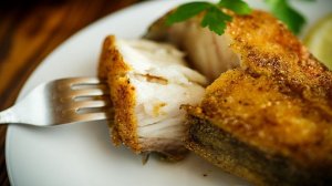 Как приготовить рыбу.  Жарим хек на сковороде