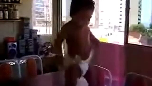 Знаменитый бразильский танцор в подгузниках смотреть онлайн