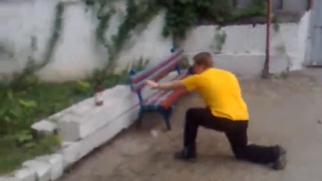 Петруха сдвигает бутылку силой звука смотреть онлайн