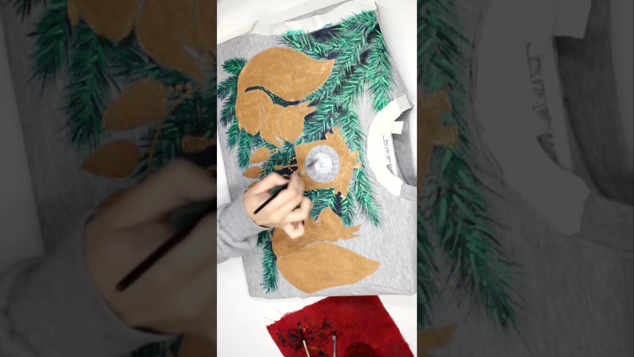 Белочки на новогоднем свитшоте. Роспись одежды своими руками от Алёны Шапарь #shorts #росписьодежды смотреть онлайн