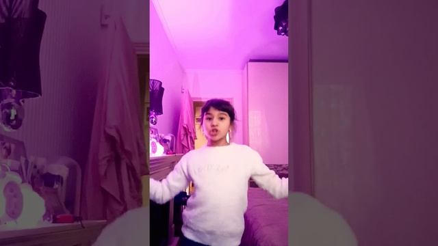Он как Смурфик лапка, на нём белые трусы ?? смотреть онлайн