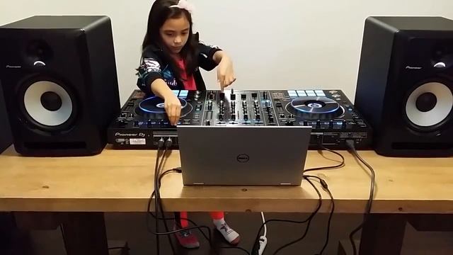 Second Episode Mixing on DDJRZ Controller | Cute | Sweet G | Giulia | Pioneer Moniter S-DJ80X смотреть онлайн