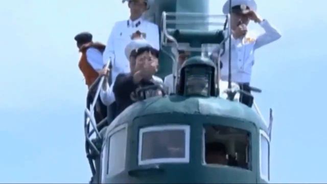 1 против 100. Северокорейский военный марш.