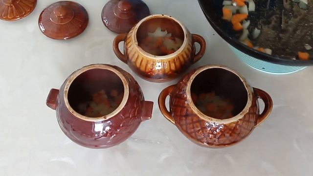 Перловка в горшочках с мясом. смотреть онлайн