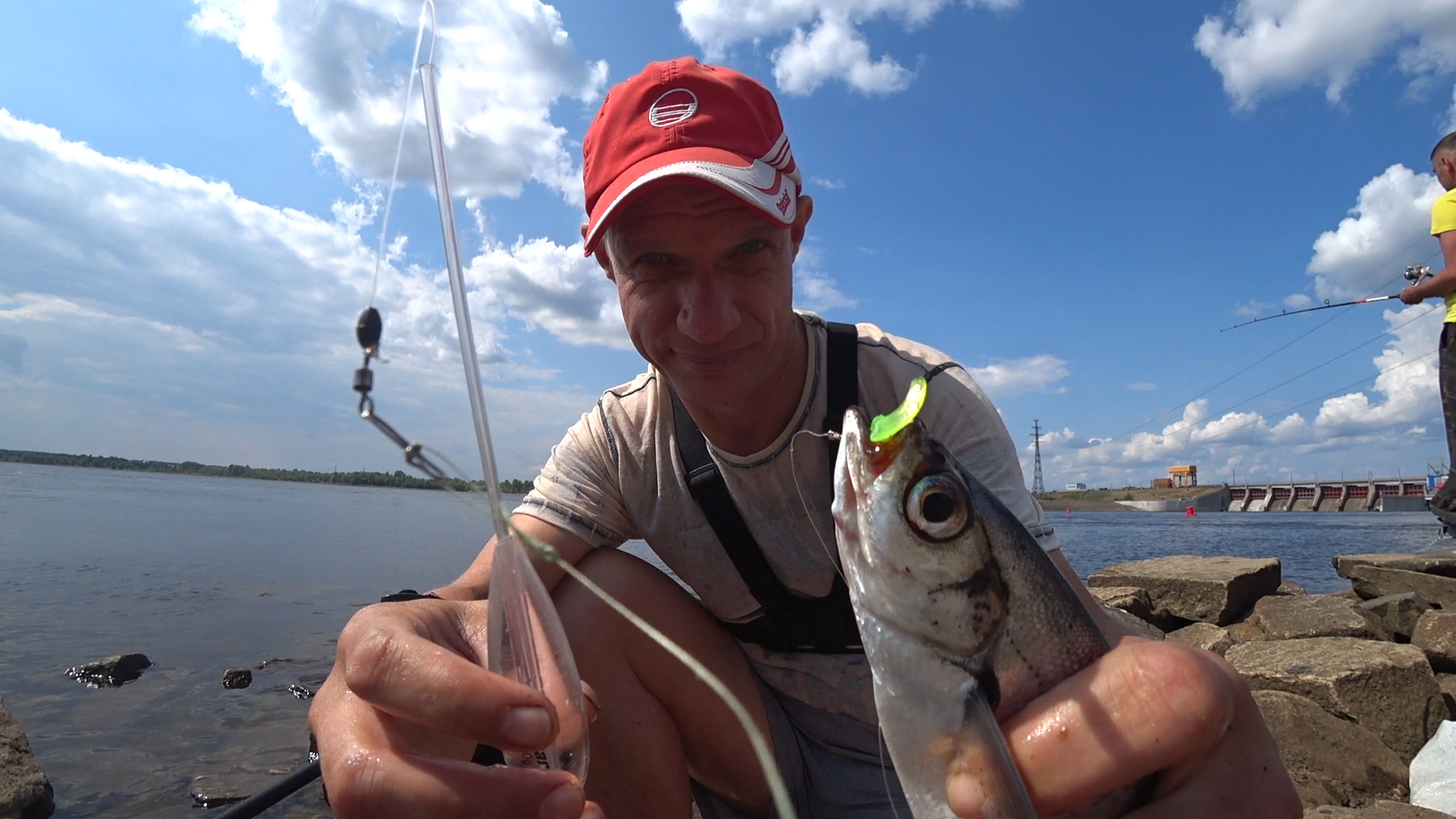 КЛЮЕТ ДАЖЕ НА СИГАРЕТЫ! ДИКИЙ КЛЕВ ЧЕХОНИ. РЫБАЛКА НА БОМБАРДУ смотреть онлайн