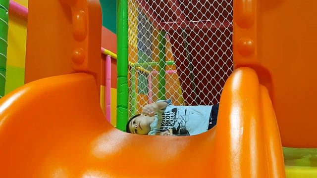 Детский развлекательный центр с горками, батутами и бассейном с кубиками смотреть онлайн