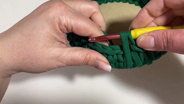 ВЯЗАНАЯ КОРЗИНКА ИЗ ТРИКОТАЖНОЙ ПРЯЖИ КРАСИВЫМ РЕЛЬЕФНЫМ УЗОРОМ! УНИВЕРСАЛЬНАЯ И ОЧАРОВАТЕЛЬНАЯ! смотреть онлайн