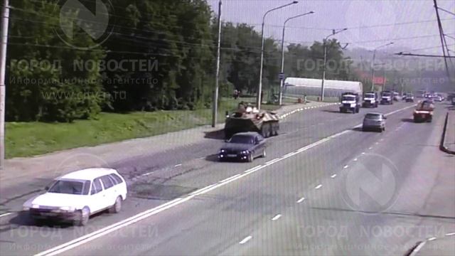Бронетранспортер на улицах города. смотреть онлайн