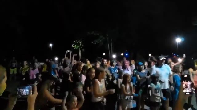 Симферополь вечером флешмоб Гагаринский парк фестиваль красок Дню Государственного флага России! смотреть онлайн