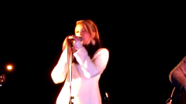 Lauren Alaina singing at Graceland смотреть онлайн