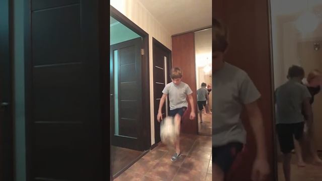 Как набивать мяч по-футбольному и по-фристайлерскому способу. Обучение от Тимохи смотреть онлайн