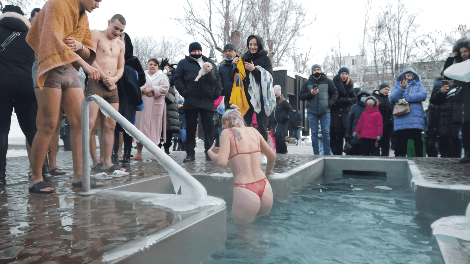 ❄ ICE BATHING #2 COLD WATER SWIMMING IN WINTER EPIPHANY КРЕЩЕНСКИЕ КУПАНИЯ ХАРЬКОВ - САРЖИН ЯР ❄ смотреть онлайн