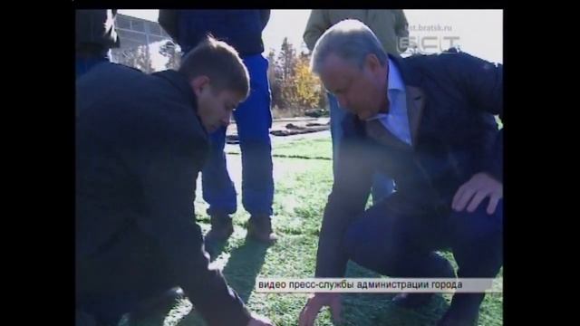 Зелёненький он стал На стадионе Труд укладывают искусственное покрытие смотреть онлайн