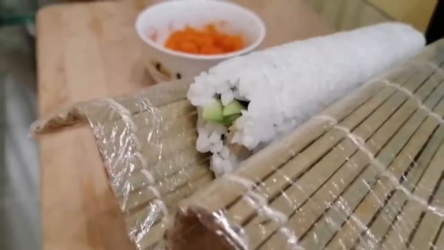 Ролл рисом наружу с угрём и огурцом смотреть онлайн