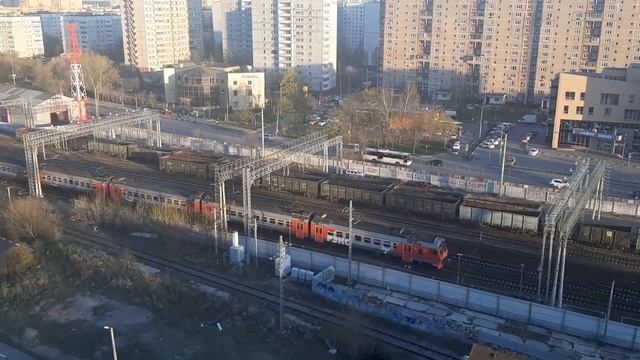 Наблюдаем поезда следующие по станции 