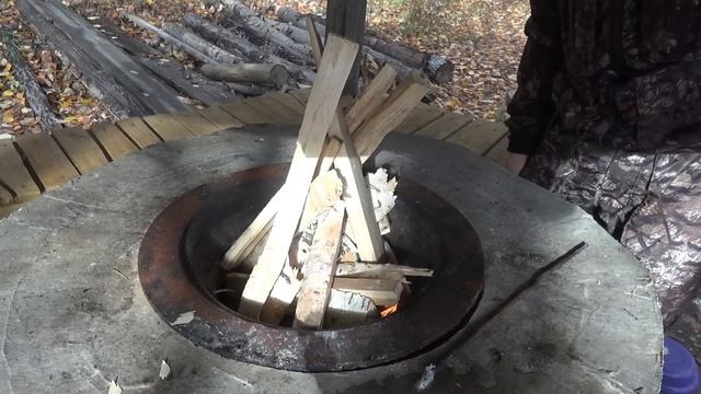 Землянка у озера. ЗАПУСТИЛ РАКОВ В ОЗЕРО!! Стейки на костре! Землянка преобразилась! смотреть онлайн