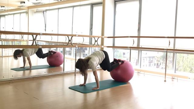 Подтягивание ног к груди на фитболе смотреть онлайн