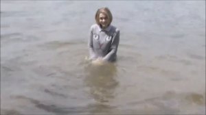 063 Bathing in clothes (купание в одежде)