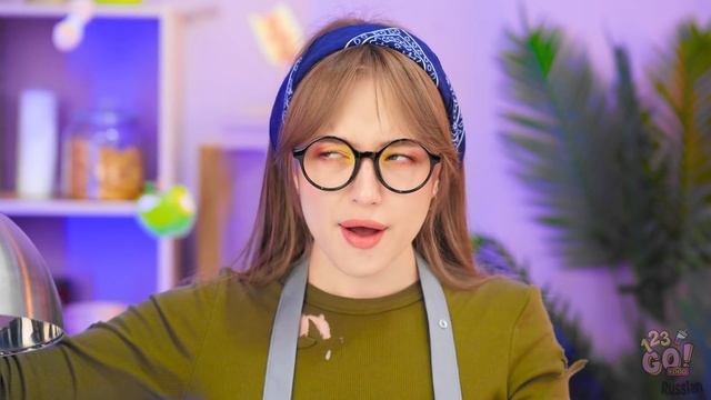 БОГАТАЯ VS БЕДНАЯ В ШКОЛЕ || Золотой бургер за $ 10 000! Дорогая vs дешевая еда от 123 GO! FOOD смотреть онлайн