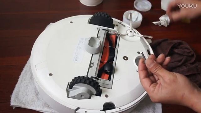 Демонтаж и техническое обслуживание переднего колеса робот-пылесоса Xiaomi Mi Robot Vacuum