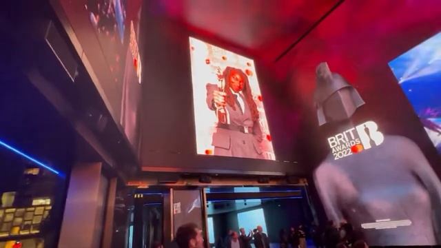 Гигантские панорамные уличные светодиодные LED экраны высокого разрешения 16K с 360° обзором AOTO смотреть онлайн