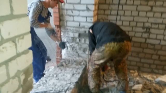 Снос стены, перегородки, работа перфоратором и зубилом, часть первая смотреть онлайн
