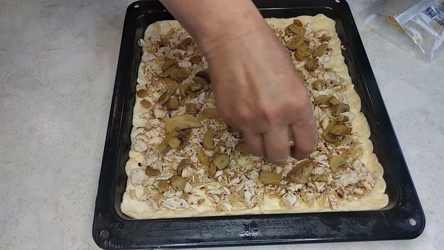 ПИРОГ ИЗ СЛОЕНОГО ТЕСТА С КУРОЙ И ГРИБАМИ смотреть онлайн