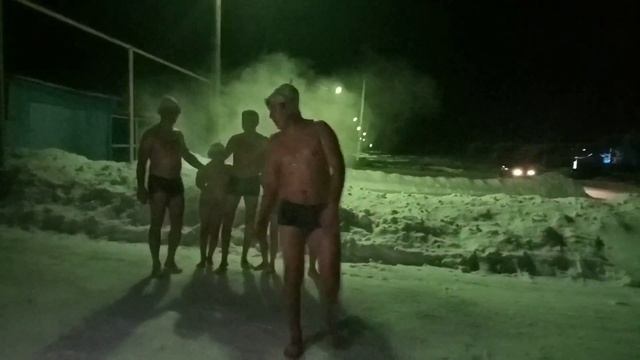 VLOG Крещение 2020!) Купаюсь в проруби первый раз!) И о том как мы любим снег после бани))! смотреть онлайн
