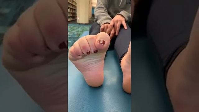 Teen (20) Shows Her Bare Feet JOI смотреть онлайн