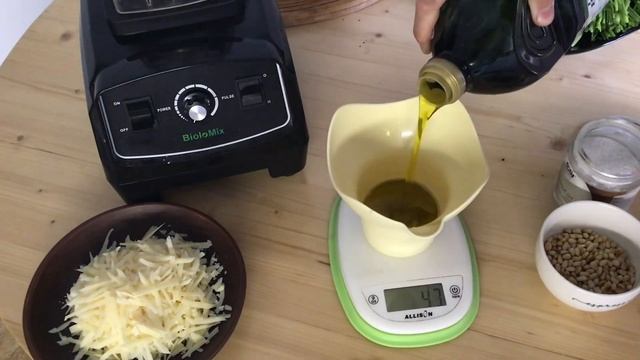 Соус песто с кинзой. Нестандартный рецепт соуса песто... смотреть онлайн