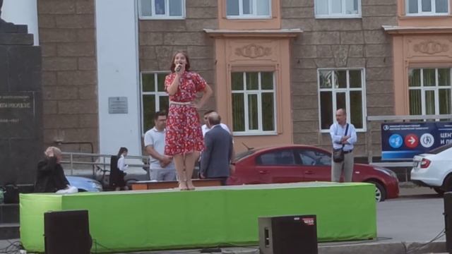 Студенты УГНТУ провели на одной из площадей Уфы Майский бал смотреть онлайн