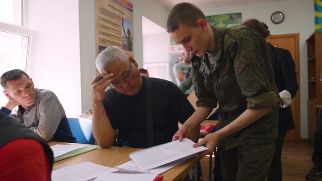 Желающие защищать отечество собрались во дворе военкомата Ленинградской области смотреть онлайн