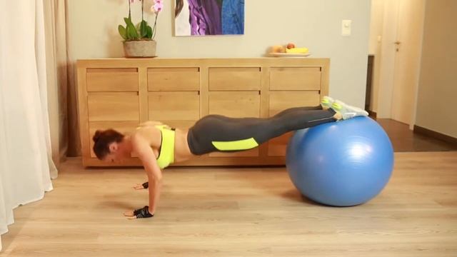 ОТЖИМАНИЯ С ПРИТЯГИВАНИЕМ ФИТБОЛА смотреть онлайн