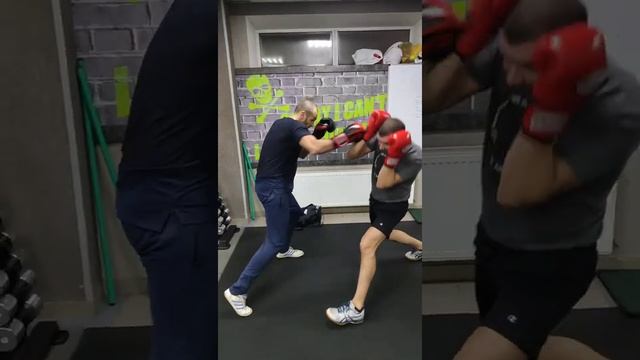 Бокс . Защита в боксе .Учимся правильно защищаться . #бокс #тренировкипобоксу #тренер #спарринги смотреть онлайн