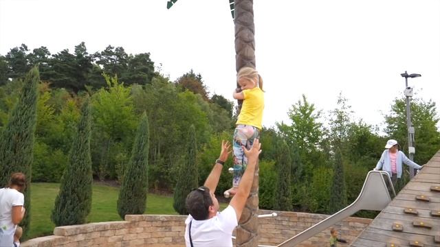 Настя и сонный папа гуляют в развлекательном парке смотреть онлайн