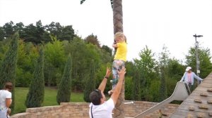 Настя и сонный папа гуляют в развлекательном парке