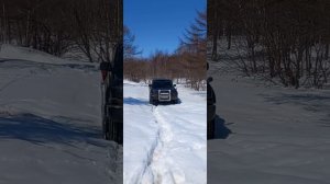 Тойота Ленд Крузер, 80 по снегу в целине на малых оборотах.