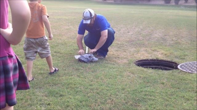 Rescuing a turtle from a storm drain - This will give you warm fuzzies смотреть онлайн