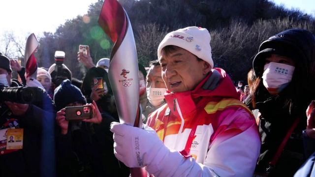 Знаменитый актер Джеки Чан пронес Олимпийский огонь по Великой китайской стене