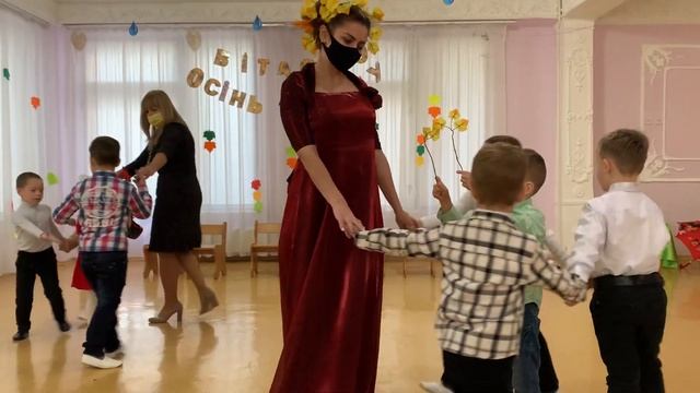 Весела гра з листочками, свято осені в дитячому закладі смотреть онлайн